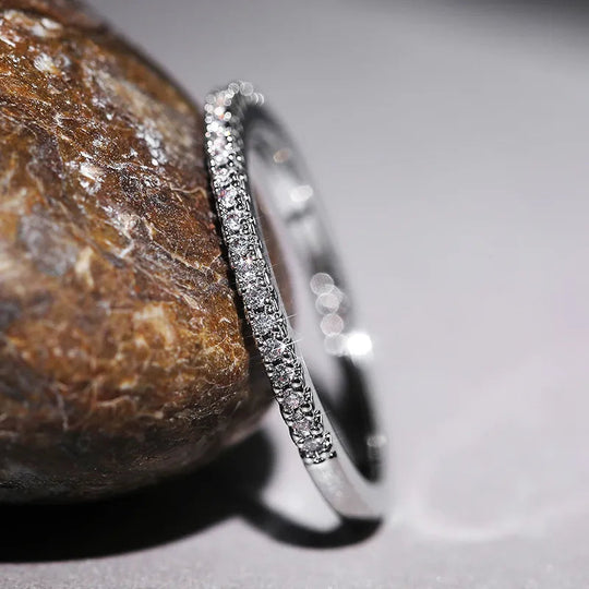 Tijdloze Glans – Minimalistische Ring met Eeuwige Betekenis