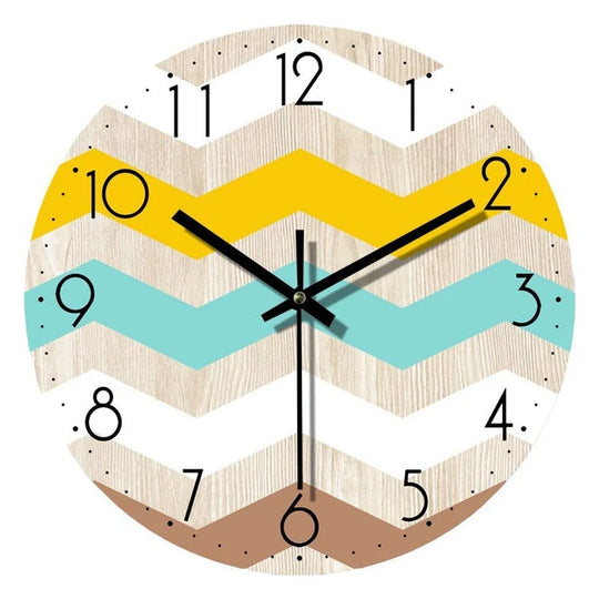 Wanduhr in Holzoptik