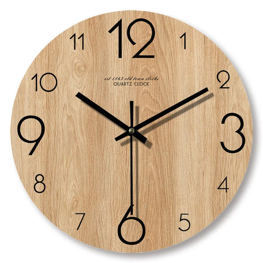 Wanduhr in Holzoptik