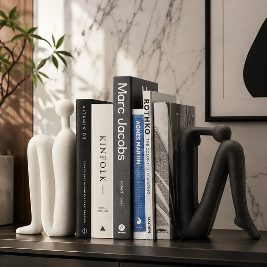 Boekensteunen – Sculpturaal Porselein voor de Boekenkast