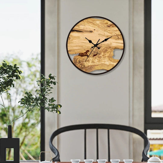 Horloge murale transparente au design minimaliste