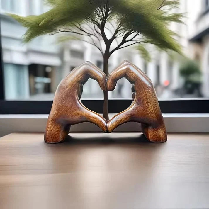 Decoratiebeeld – Handen met Hart als Symbool van Liefde