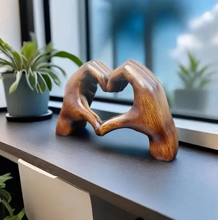Decoratiebeeld – Handen met Hart als Symbool van Liefde