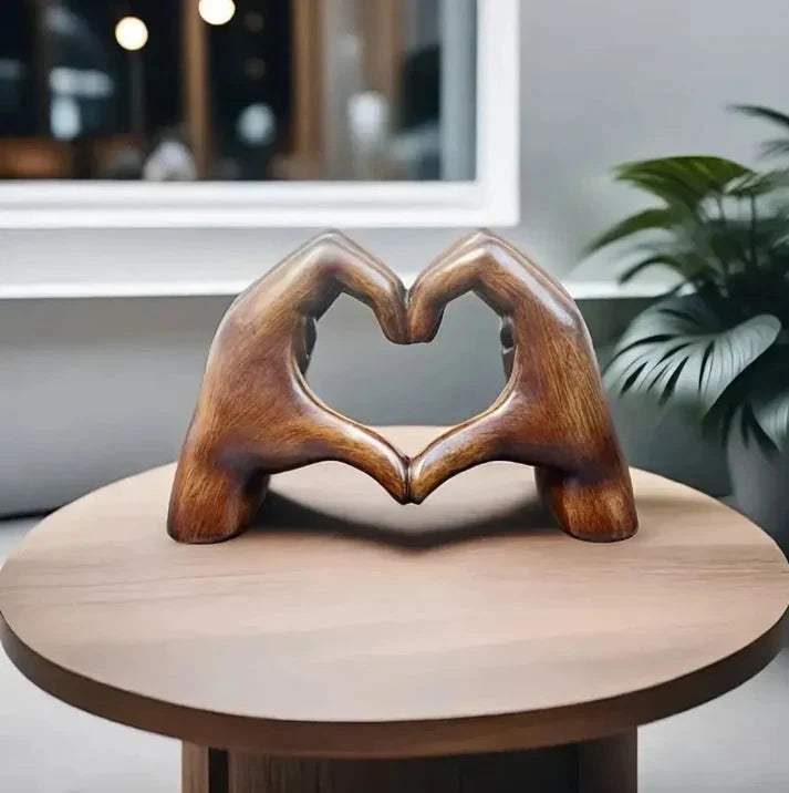 Decoratiebeeld – Handen met Hart als Symbool van Liefde