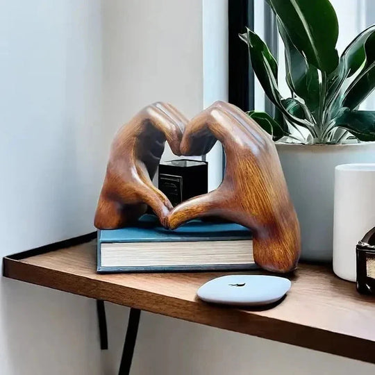 Decoratiebeeld – Handen met Hart als Symbool van Liefde