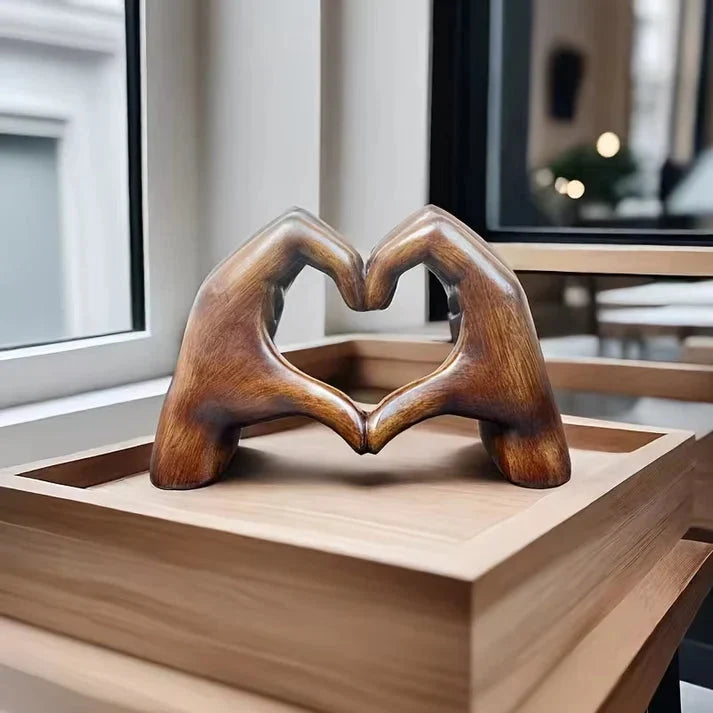 Decoratiebeeld – Handen met Hart als Symbool van Liefde