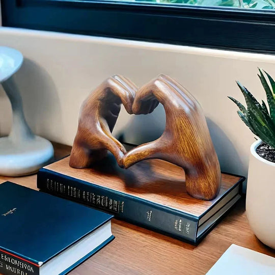 Decoratiebeeld – Handen met Hart als Symbool van Liefde