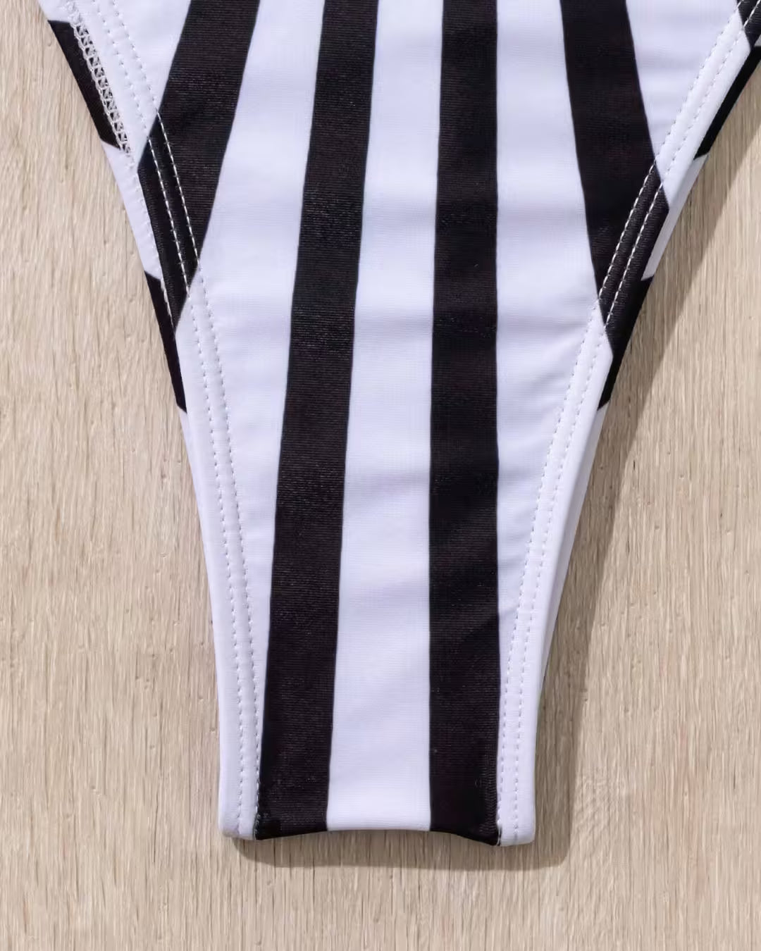 Eendelig Badpak met Optische Figuurcorrectie - Zwart-Wit Streepdesign