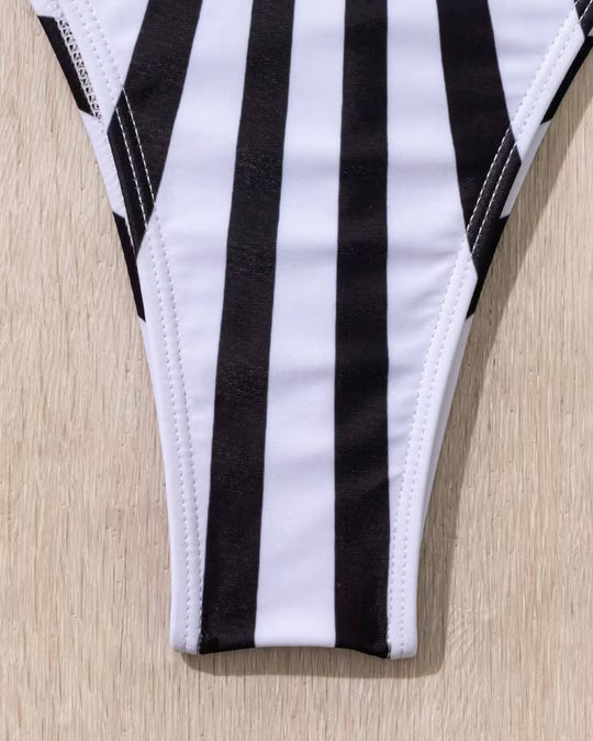 Eendelig Badpak met Optische Figuurcorrectie - Zwart-Wit Streepdesign