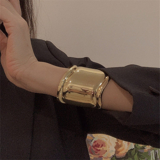 Exaggerated Armband – Gedurfde Golf in Stijlvolle Asymmetrie