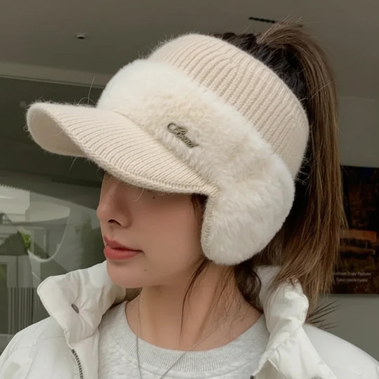 Muts – Gebreide Cap met Oorbescherming en Ponytail-Opening