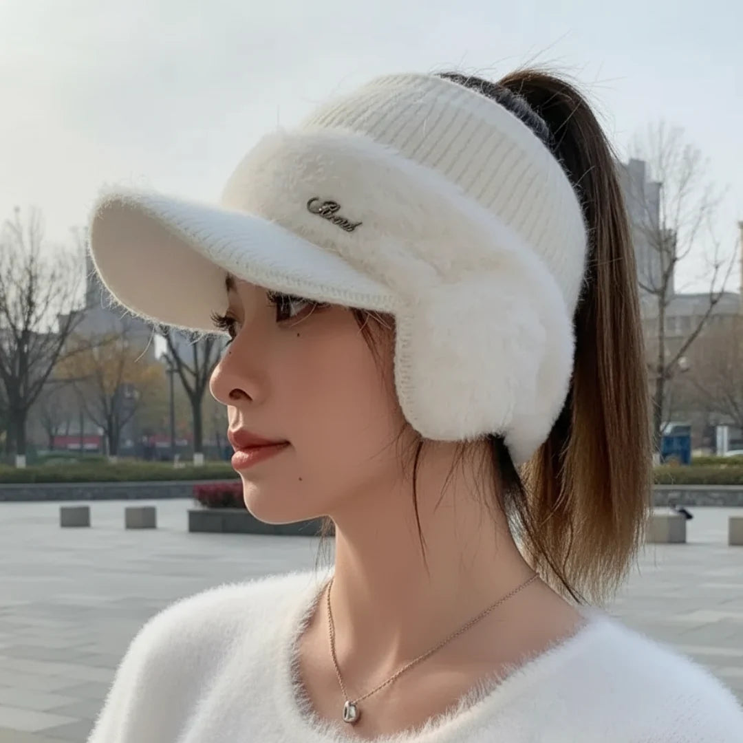 Muts – Gebreide Cap met Oorbescherming en Ponytail-Opening
