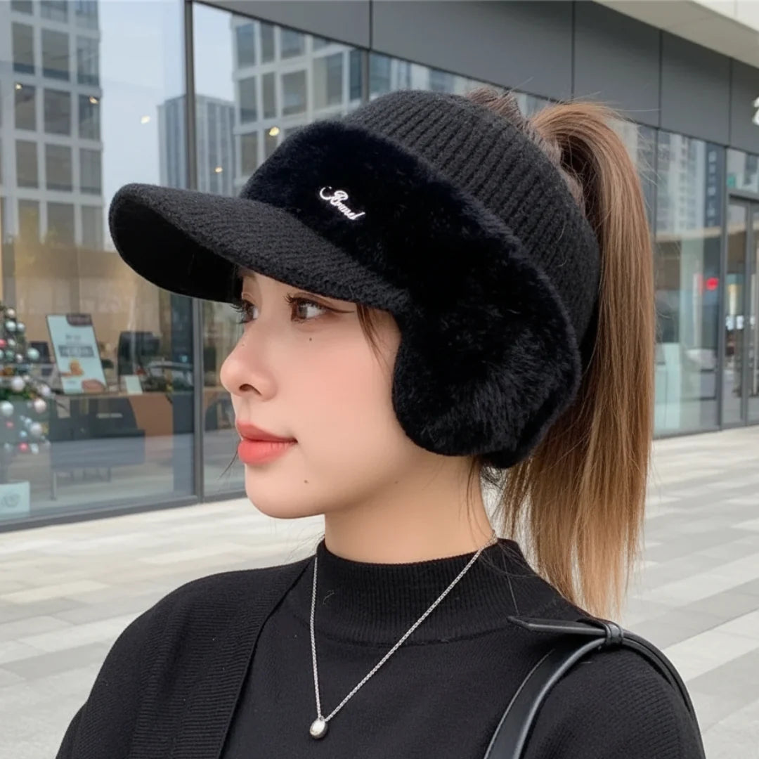 Muts – Gebreide Cap met Oorbescherming en Ponytail-Opening