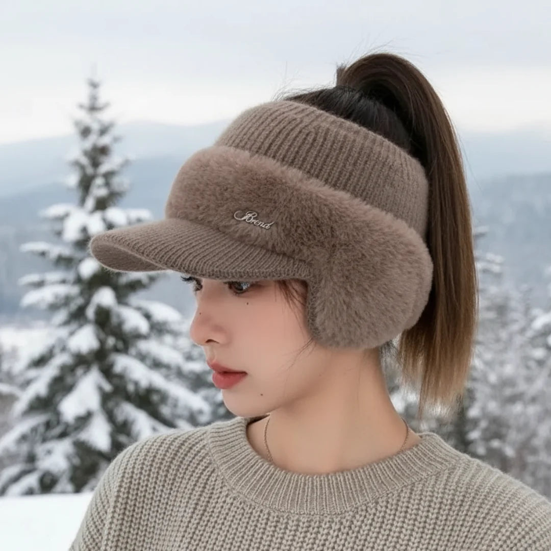 Muts – Gebreide Cap met Oorbescherming en Ponytail-Opening