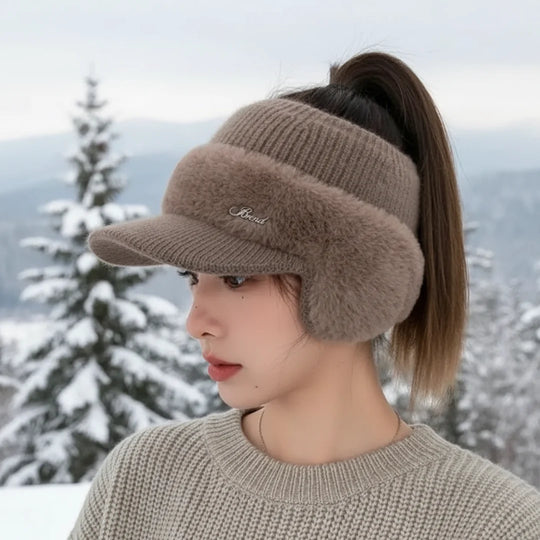 Muts – Gebreide Cap met Oorbescherming en Ponytail-Opening