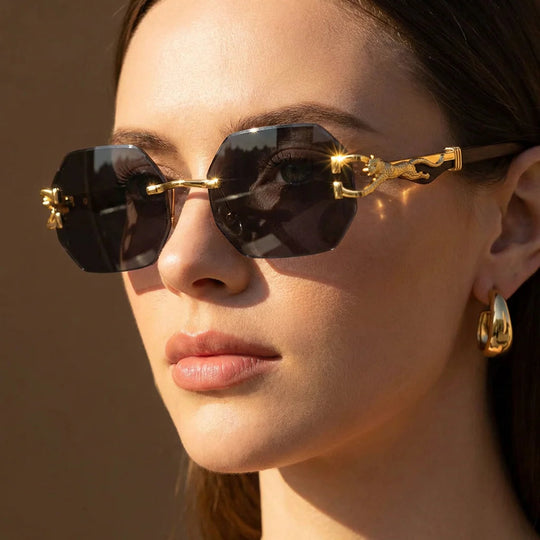 Randloze Geometrische Zonnebril Dames – Gouden Panter-detail